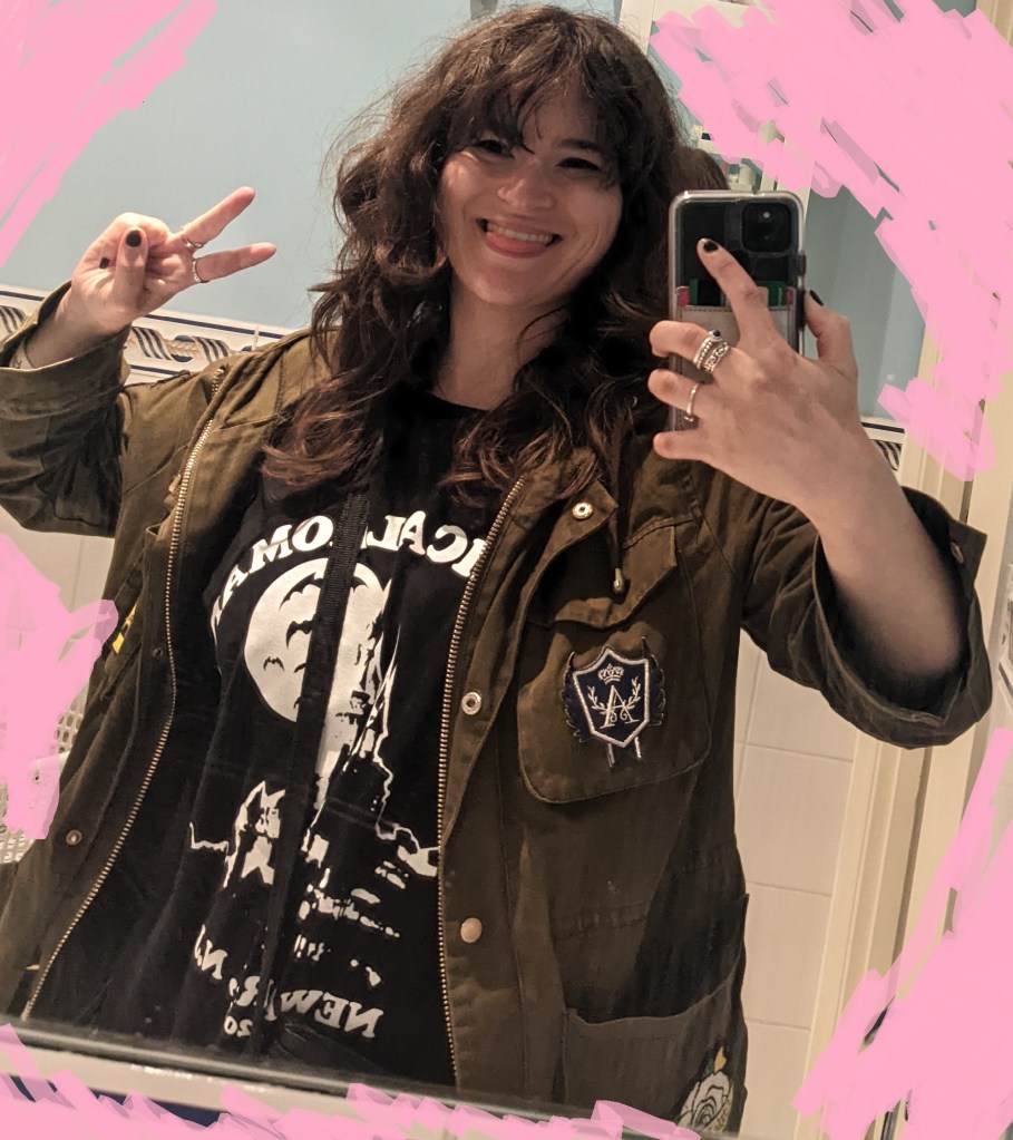 Francesca throwing a peace sign in a mirror selfie